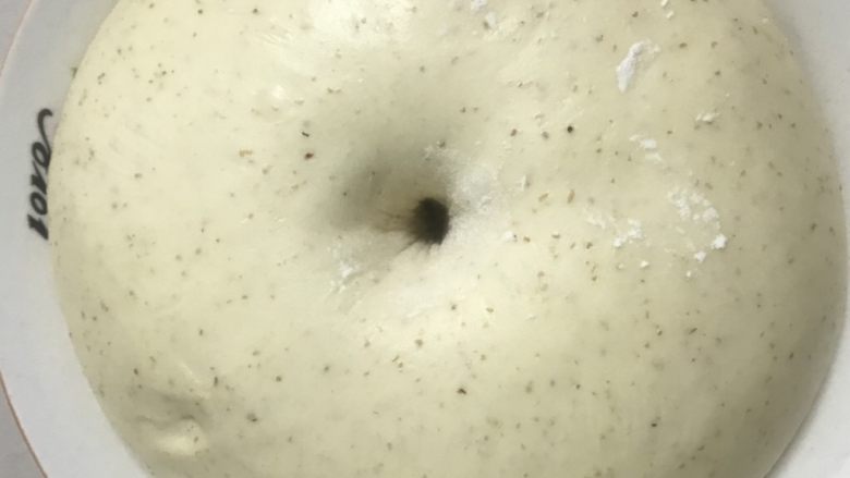烫种全麦吐司,发酵二倍大,用手沾上面粉戳洞洞口不回缩不塌陷为好。