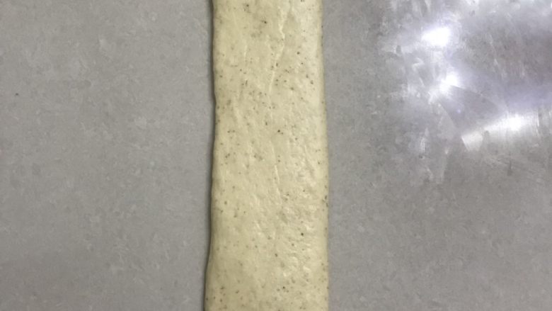 烫种全麦吐司,再用擀面杖从中间向两头擀开,边上的气泡用手拍掉。
翻面长途不够继续擀一下,整理成上下一样宽,一样厚长途在30厘米左右一点,靠近自己身边一头用手压扁一点。