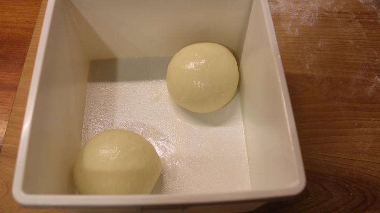 土耳其披萨,将面团抹上油后,在室温发酵1小时,再放入雪柜冷藏发酵隔夜或至少6小时以上。