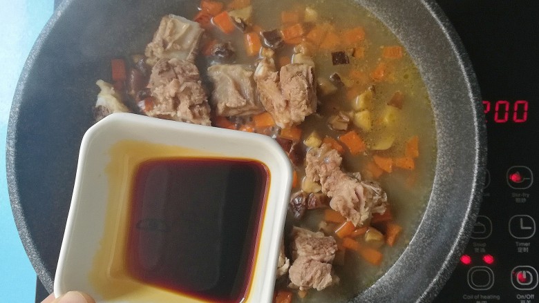 排骨烩二米饭,加入酱油搅拌均匀,煮开