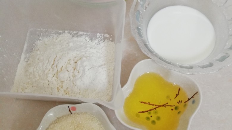 新手也能做的——柔软戚风蛋糕(8寸),准备好所有材料,低粉最好过筛一遍,配方里用的是后蛋法,蛋黄糊是不用加糖的。60克糖是全部加蛋白中的。