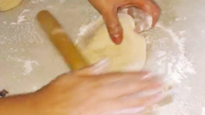 酱肉大包子,然后把分好的剂子像擀饺子皮一样,擀成中间厚,边缘薄的包子皮。皮子下面一定要有干粉,这样包出来的包子褶子才不会消失!!