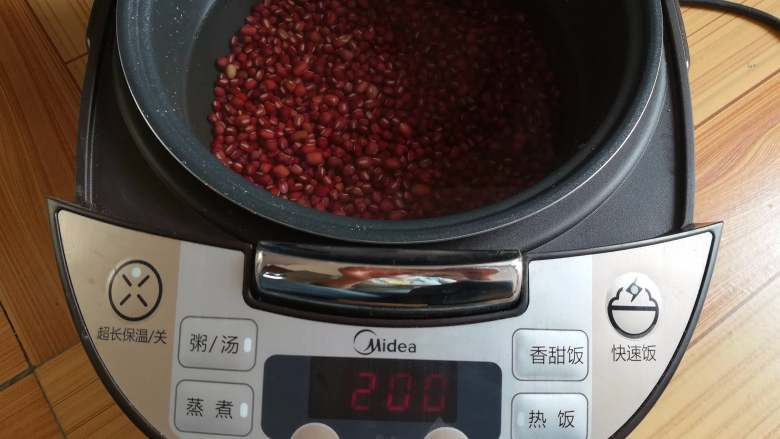 糖渍蜜红豆,红豆放入电饭煲,煲2个小时