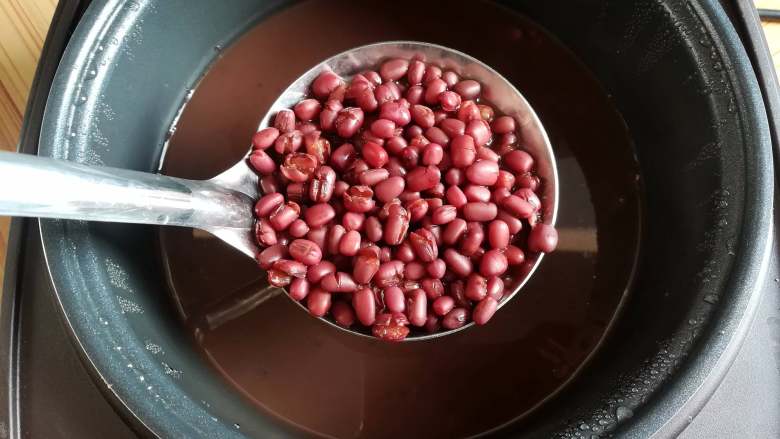 糖渍蜜红豆,2个小时后,红豆煮好了,<a style='color:red;display:inline-block;' href='/shicai/ 128673'>大红豆</a>有点开花的程度