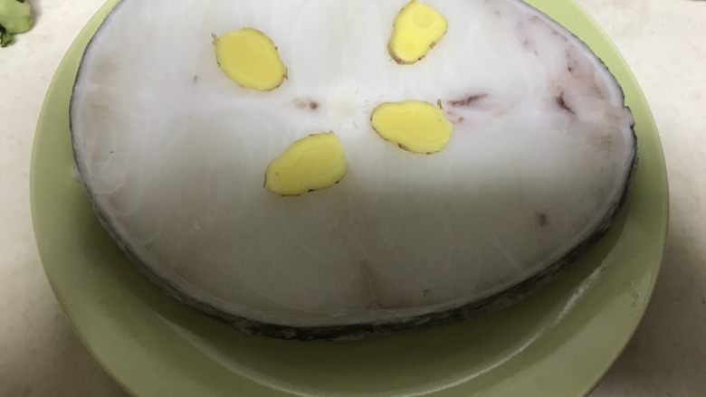 香煎银鳕鱼,放上姜片解冻,非常薄的一层薄冰