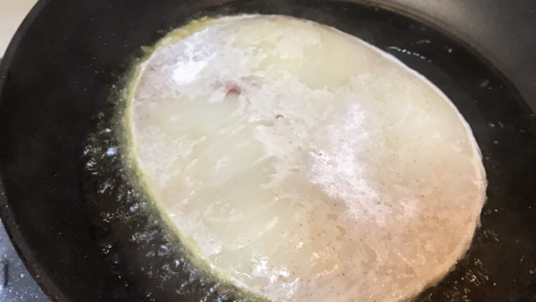 香煎银鳕鱼,油锅大火煎,单面一分钟左右。