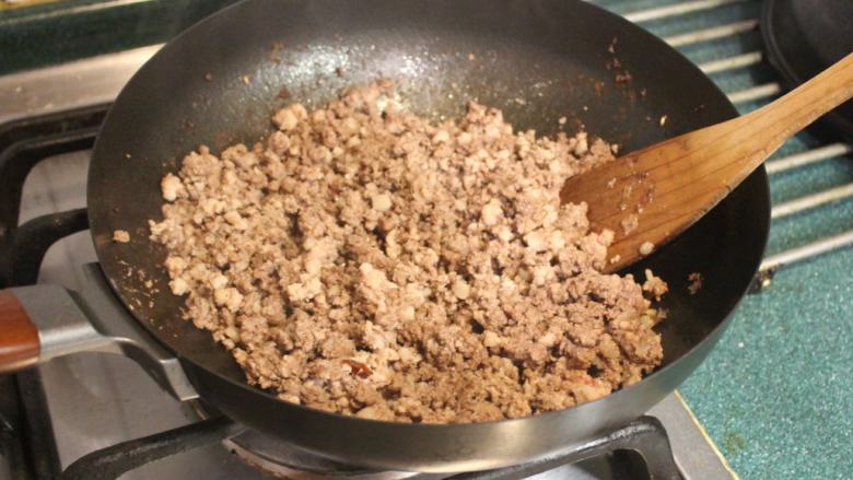 花椰菜可乐饼,将猪牛绞肉加入,炒熟变色。