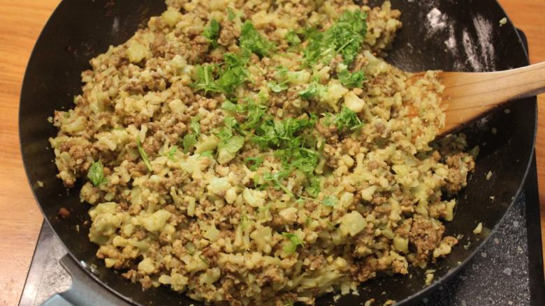 花椰菜可乐饼,也加入一些意大利香菜拌匀增味。(选用)