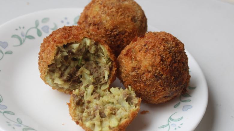 花椰菜可乐饼,这可乐饼跟传统马铃薯可乐饼风味不同,花椰菜可乐饼更为松软细绵,口味清爽不腻,炸得酥脆的面衣配上咖哩口味的花椰菜肉馅,可以让人多吃了好几个。