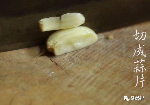 豆酱水煮沙尖鱼,❥ 将蒜瓣去壳,切成片,放置盘中,待用