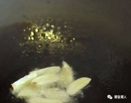 豆酱水煮沙尖鱼,❥ 热锅,倒入适量的油,放入切好的蒜片,爆炒