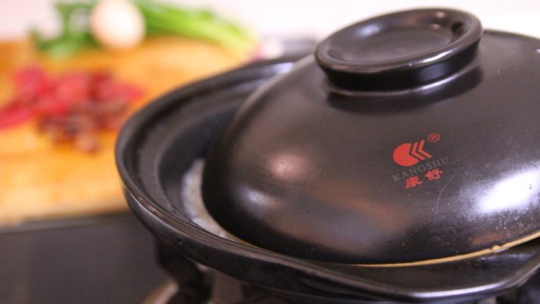 腊味煲仔饭,4、像图中一样,将盖子微微露出一小缝,让水蒸气可以蒸发