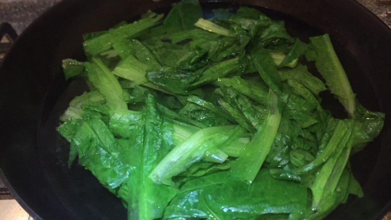 乡味~重庆米粉,这会儿水烧开放入油麦菜。