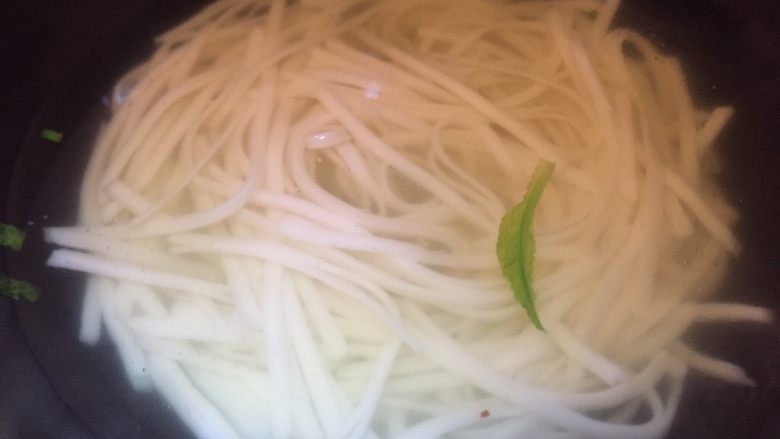 乡味~重庆米粉,用煮菜的水接着煮米粉。