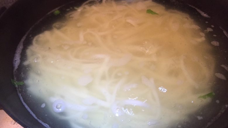 乡味~重庆米粉,米粉本身是熟的,锅开马上捞起来。