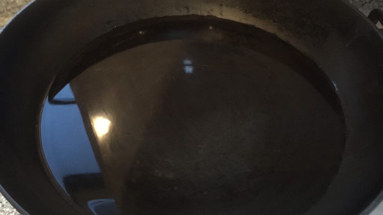 乡味~重庆米粉,锅中放入适量水烧开。