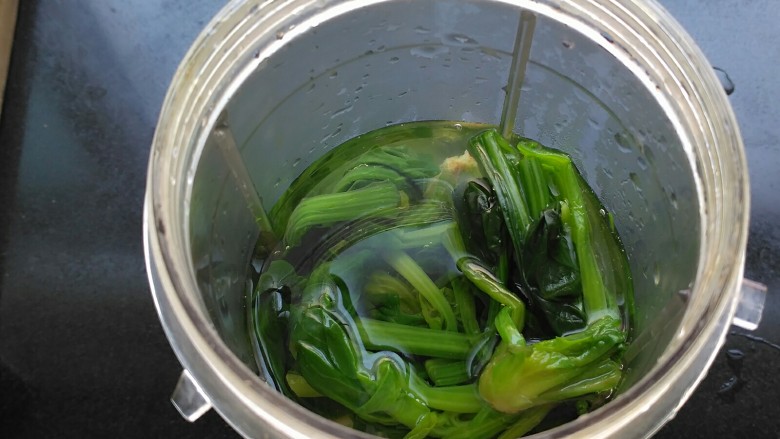 菠菜蝴蝶面,煮过的菠菜放入料理机里加适量水,打成菠菜糊