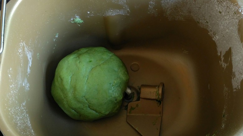 菠菜蝴蝶面,揉成光滑的面团,盖上保鲜膜松弛15分钟