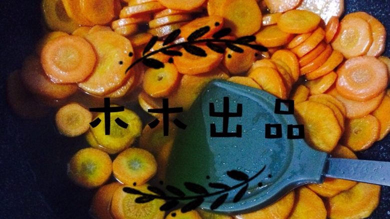 胡萝卜糖!,将冰糖,胡萝卜,一起放入锅中