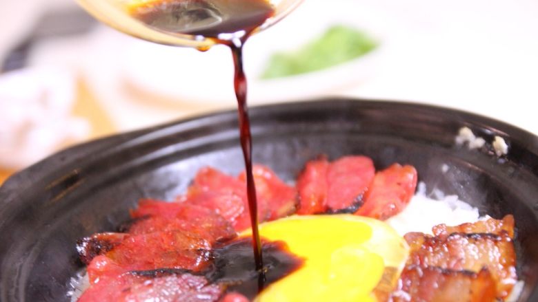 腊味煲仔饭,8、等到锅中漂出焦香味,加入酱料