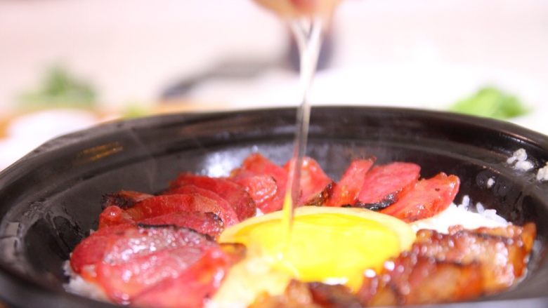 腊味煲仔饭,7、水份干透打入一个鸡蛋,在锅的边缘加入少许油。微微再焖1分钟
(一定要干透才能加入鸡蛋,不然等下饭很湿,喜欢锅巴的淋点油,能出锅巴哟)