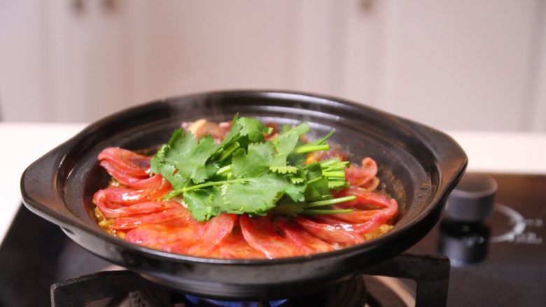 腊味煲仔饭,9丶放入香菜和<a style='color:red;display:inline-block;' href='/shicai/ 3250'>葱</a>再烧半分钟,即可以出锅咯
