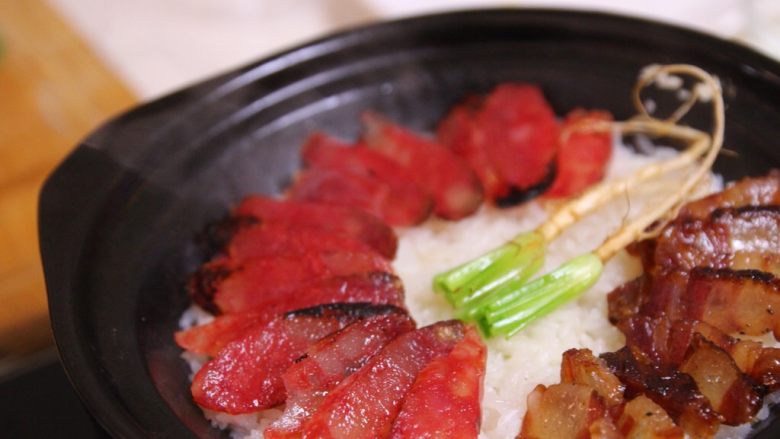 腊味煲仔饭,6、加入刚刚的腊肠和腊肉,盖上盖子焖多1分钟