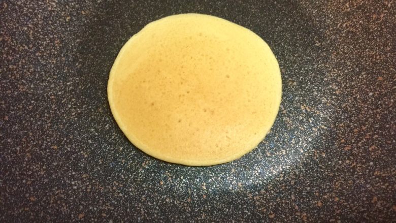 奶香玉米饼,继续煎20秒左右,两面金黄,就可以起锅了。