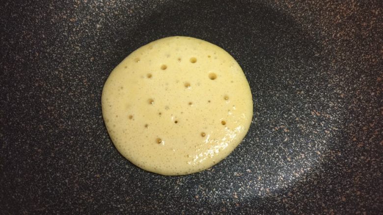 奶香玉米饼,全程小火,待面饼表面有大气空出现时,翻面。