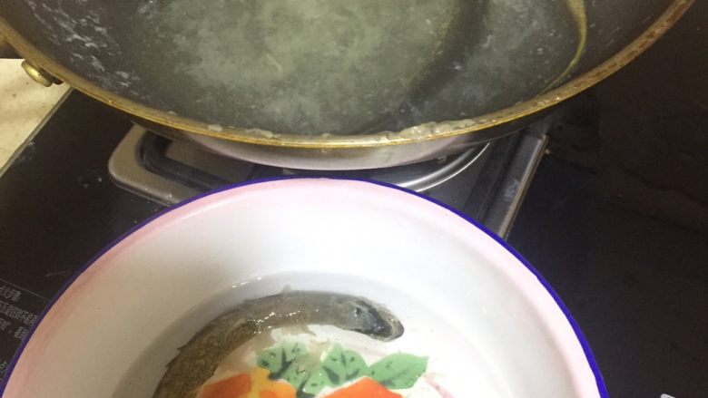 电饭锅煮出台山黄鳝饭的美味,汆熟捞出放入冷水中,洗净黄鳝表面的一层黏液,不过据说这个黏液具有很好的蛋白质,如果不介意可以不洗。