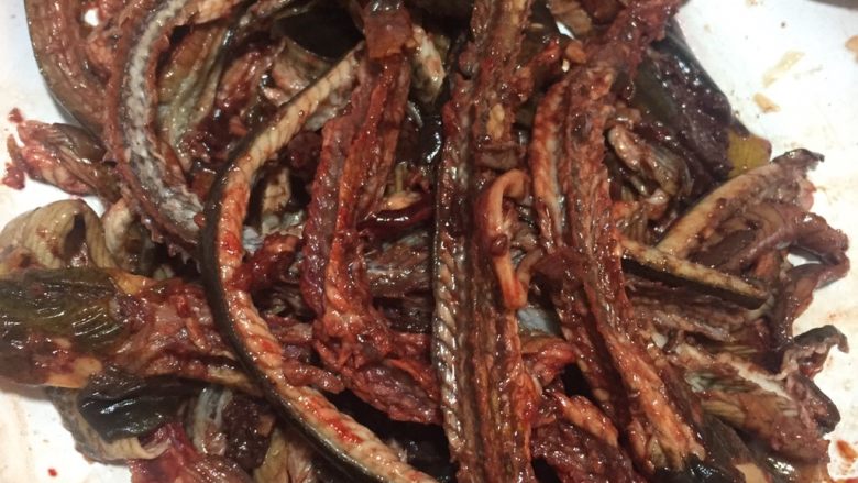 电饭锅煮出台山黄鳝饭的美味,先由肚子位置开始撕出肉,然后用手夹住头,用三支手指推出其他部位肉,经过开水烫过的黄鳝相对比较容易起肉,将肚子废物取出扔掉,黄鳝血可以保留。