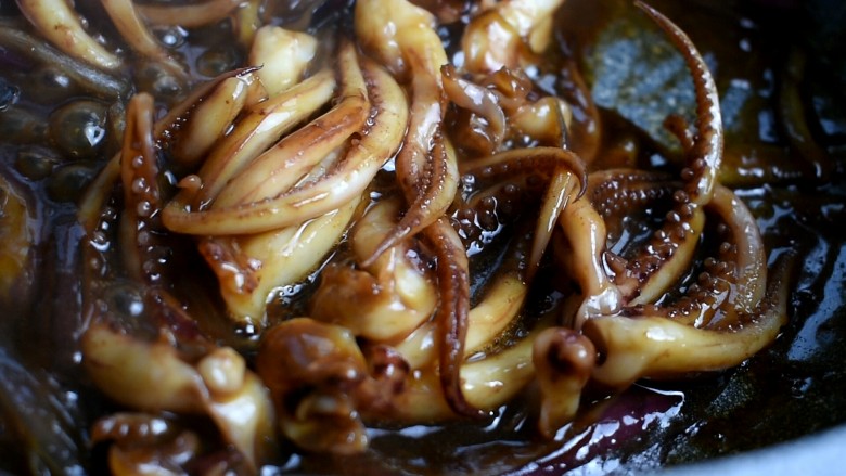 铁板鱿鱼,翻炒均匀,使所有食材均匀裹上酱汁