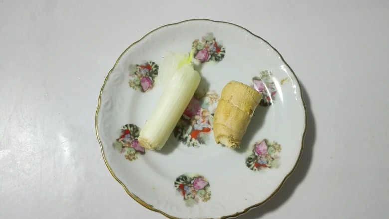 花椒海鲜菇滚刀胡萝卜块杂骨汤,取一段葱白,一小块<a style='color:red;display:inline-block;' href='/shicai/ 2800'>生姜</a>
