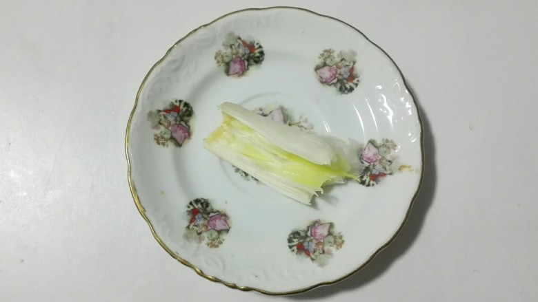 花椒海鲜菇滚刀胡萝卜块杂骨汤,葱白用刀拍松