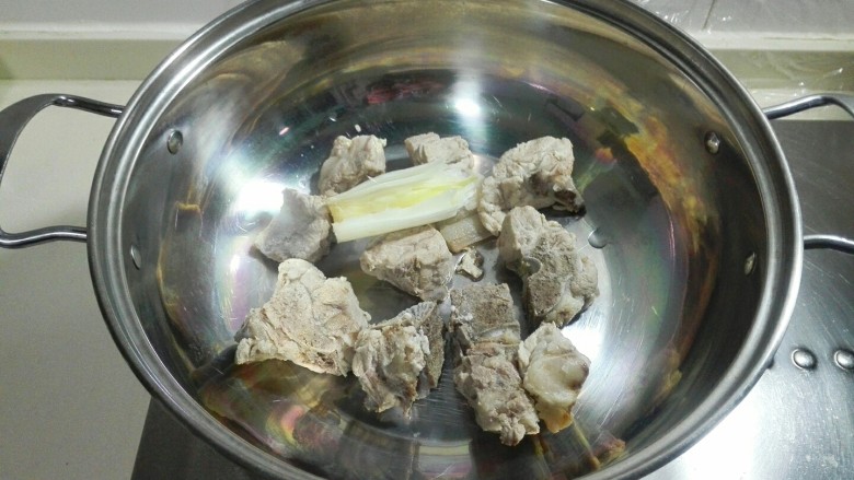 花椒海鲜菇滚刀胡萝卜块杂骨汤,放葱白下锅