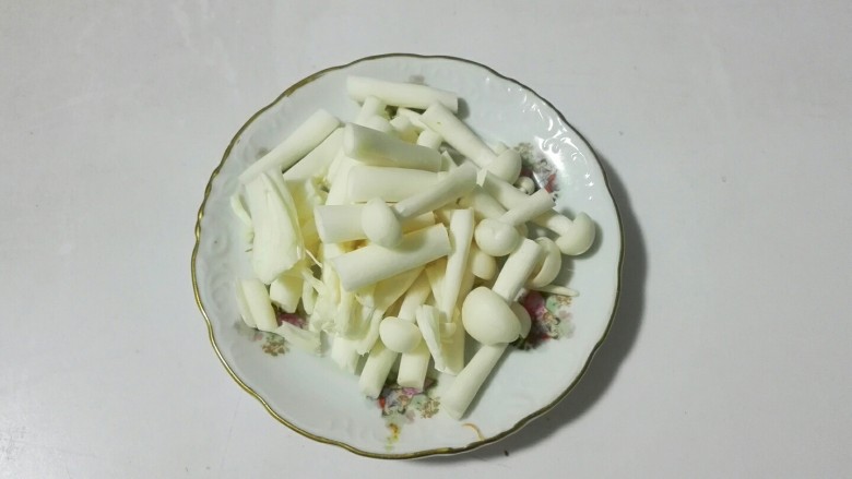花椒海鲜菇滚刀胡萝卜块杂骨汤,成盘备用