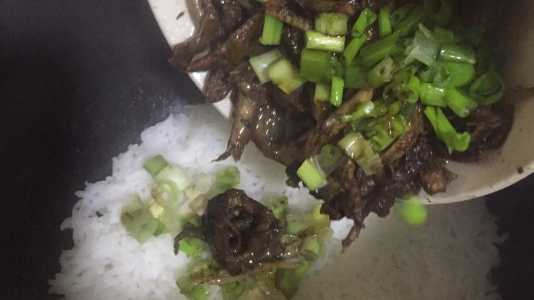电饭锅煮出台山黄鳝饭的美味,倒入电饭煲中,盖上焖煮片刻,5分钟左右。