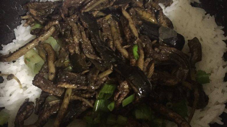 电饭锅煮出台山黄鳝饭的美味,五分钟后打开锅盖,香味扑面而来。