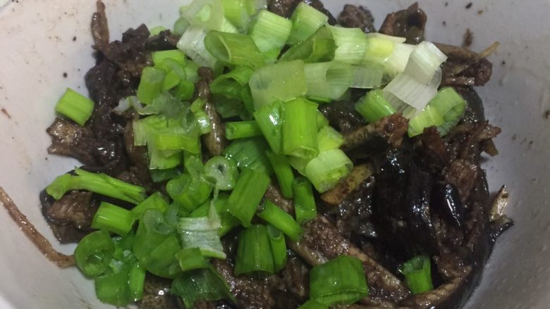 电饭锅煮出台山黄鳝饭的美味,加入葱花,再加少量<a style='color:red;display:inline-block;' href='/shicai/ 692'>酱油</a>,咸淡味道看个人喜好。