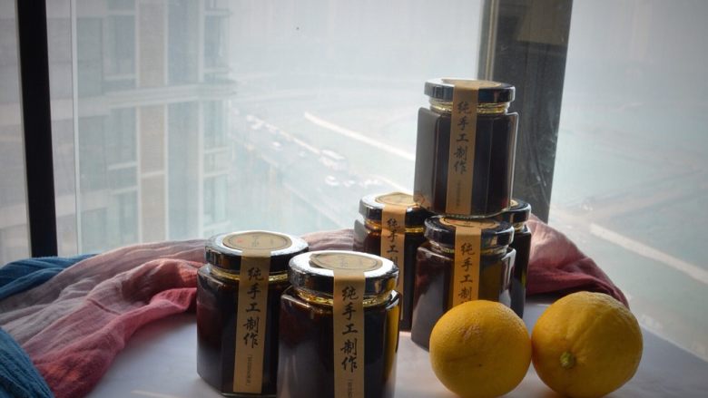 冰糖柠檬膏,搭配好。密封装好,就可以送给朋友们分享了。