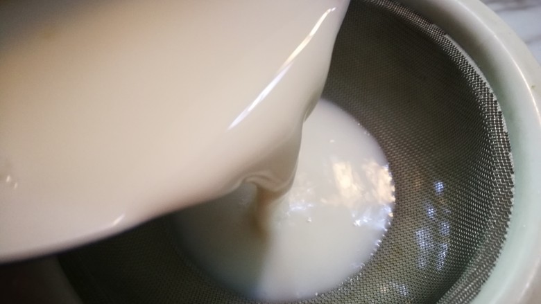 冻个牛奶~火龙果牛奶冻,牛奶过滤一下