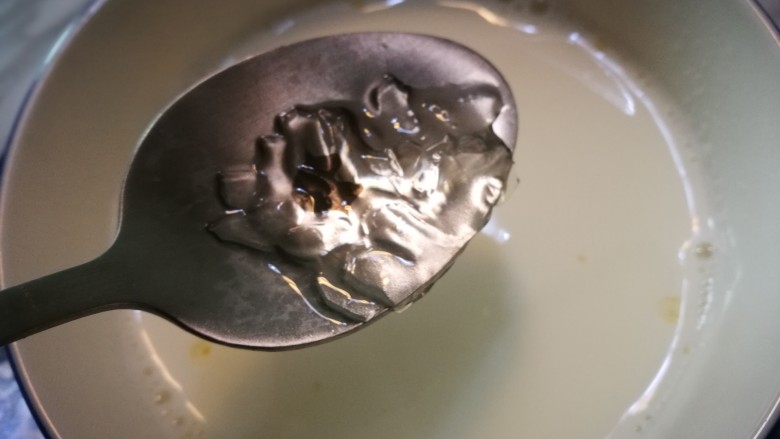 冻个牛奶~火龙果牛奶冻,放入泡好的丁吉利片 搅拌至融化 关火