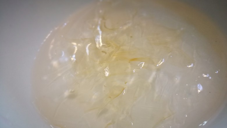 冻个牛奶~火龙果牛奶冻,隔水加热至融化取出