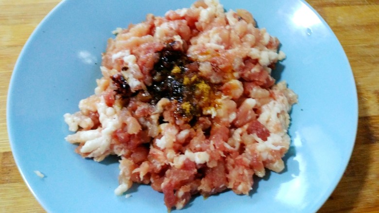 韭菜肉蒸饺,加入<a style='color:red;display:inline-block;' href='/shicai/ 788'>生抽</a>，<a style='color:red;display:inline-block;' href='/shicai/ 762'>老抽</a>