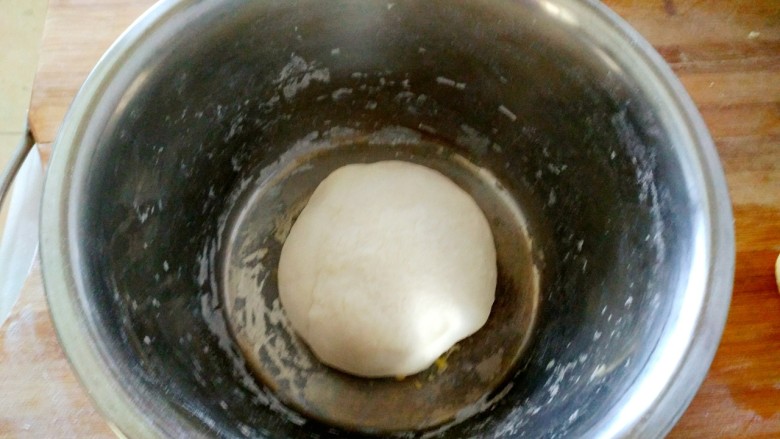 韭菜肉蒸饺,揉成光滑面团,醒十五分钟