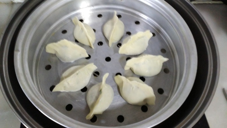 韭菜肉蒸饺,锅添水,放入包好的饺子