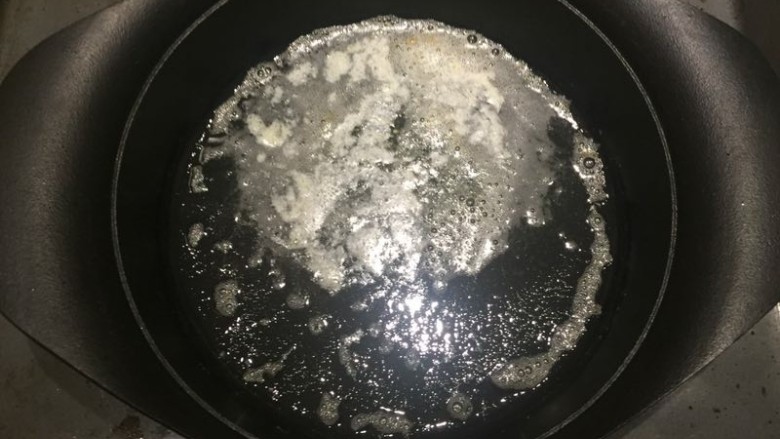 鐵鍋烤餅,要確認鐵鍋溫度夠熱哦,不然麵糊蓬起效果會不夠好。