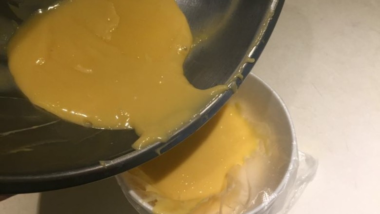 鐵鍋烤餅,放涼後裝入擠花袋!冷卻時間請覆上保鮮膜避免卡仕達醬變乾,保鮮膜要貼著醬面,才不會產生水氣。
