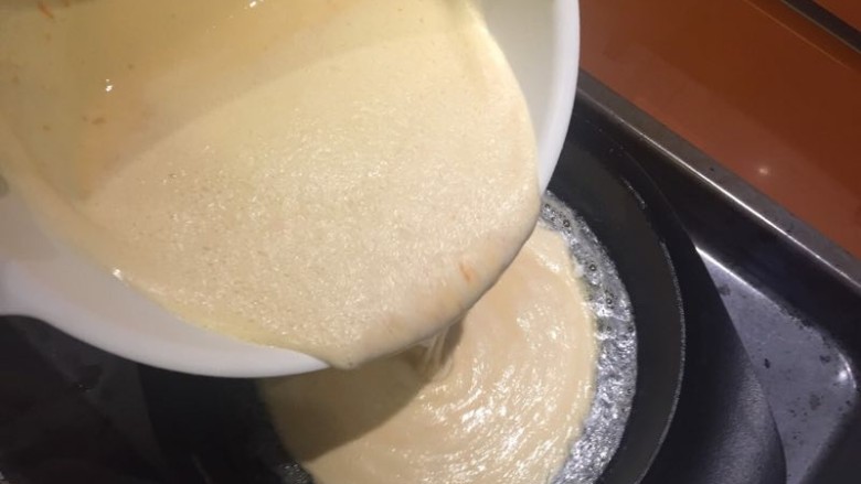 鐵鍋烤餅,將面餅糊倒入鐵鍋,小心!很燙!動作要快!溫度別讓她降下來!