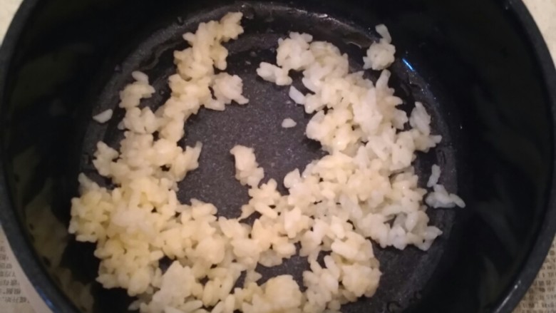 大富大贵黄金结,热锅加油放入米饭🍚,为了色泽更好看些,可以加入蛋黄调拌米饭